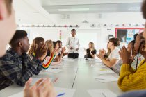 Студенти середньої школи плескають за однокласником у класі дебатів — стокове фото