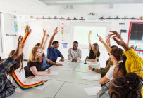 Studenti delle scuole superiori con le mani alzate in classe dibattito — Foto stock