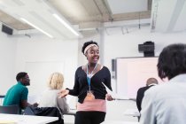 Sorrindo feminino comunidade instrutor universitário lição de liderança em sala de aula — Fotografia de Stock