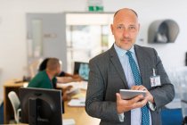 Porträt selbstbewusster männlicher Verwaltungsangestellter mit digitalem Tablet in Klinik — Stockfoto