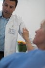 Paciente tocando los médicos brazo en la habitación del hospital - foto de stock