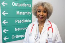Ritratto medico donna anziana sicura di sé nel corridoio ospedaliero — Foto stock