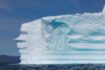 Maestosa formazione di iceberg sull'oceano soleggiato Groenlandia — Foto stock