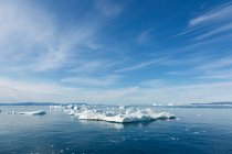 Polareis schmilzt auf sonnigem blauem Atlantik Grönland — Stockfoto