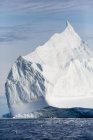 Majestuoso gran iceberg Groenlandia - foto de stock
