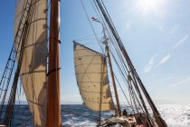 Mástiles y velas de velero de madera bajo el soleado cielo azul Océano Atlántico - foto de stock