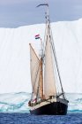 Корабель з прапором Нідерландів, що пливе через айсберг на Атлантичному океані Гренландія — стокове фото