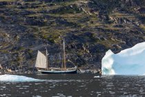 Nave y derretimiento de hielo polar en la soleada bahía de Disko Groenlandia - foto de stock