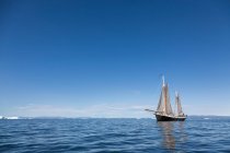 Ship sailing on sunny blue Atlantic Ocean Greenland — Stock Photo