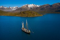 Nave in sole remoto blu Disko Bay Groenlandia occidentale — Foto stock
