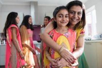 Retrato feliz madre india e hija en saris abrazos - foto de stock