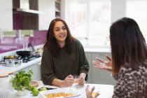 Frauen reden und trinken Tee in der Küche — Stockfoto