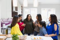 Donne indiane che parlano e cucinano in cucina — Foto stock