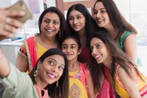 Glückliche indische Frauen und Mädchen in Saris machen Selfie — Stockfoto