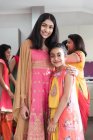 Retrato feliz irmãs indianas em saris — Fotografia de Stock