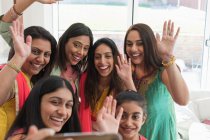 Felice donne e ragazze indiane in saris e bindis prendendo selfie — Foto stock