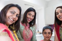 Retrato feliz indio mujeres y chica en saris y bindis - foto de stock