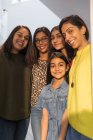 Retrato feliz indiana mulheres e meninas na porta — Fotografia de Stock
