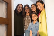 Портрет счастливые индийские женщины и девушки в дверях — стоковое фото