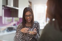 Glückliche Frauen trinken Tee in der Küche — Stockfoto