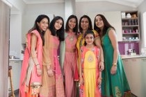 Porträt glückliche indische Frauen und Mädchen in Saris in der Küche — Stockfoto