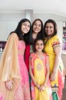 Retrato mães e filhas indianas felizes em saris — Fotografia de Stock