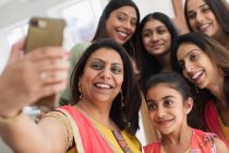 Glückliche indische Frauen und Mädchen in Bindis machen Selfie — Stockfoto