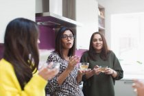 Frauen reden und trinken Tee in der Küche — Stockfoto