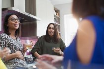 Женщины разговаривают и пьют чай на кухне — стоковое фото