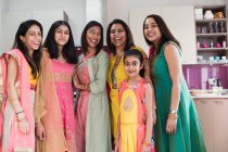 Portrait femmes et filles indiennes heureuses en saris dans la cuisine — Photo de stock