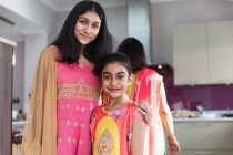 Retrato feliz irmãs indianas em saris — Fotografia de Stock
