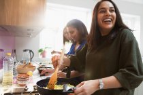 Glückliche indische Frauen kochen Essen in der Küche — Stockfoto