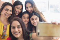 Felice donne indiane e ragazze con legami prendere selfie — Foto stock