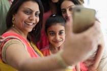 Heureuses femmes indiennes en bindis et saris prendre selfie avec téléphone caméra — Photo de stock