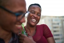 Портрет щаслива молода жінка п'є пиво і сміється — стокове фото