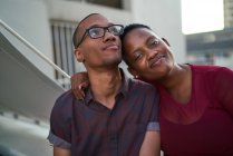 Porträt selbstbewusstes, liebevolles junges Paar, das sich auf der Terrasse umarmt — Stockfoto
