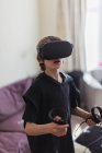Garçon jouer jeu vidéo avec des lunettes VRS — Photo de stock