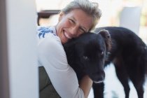 Retrato mulher feliz abraçando cão — Fotografia de Stock
