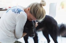 Zärtliche Frau umarmt Hund — Stockfoto