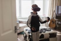 Хлопчик грає у відеогру з VRS окулярами у вітальні — стокове фото