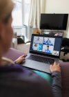 Женский видеочат с врачами на ноутбуке из дома — стоковое фото