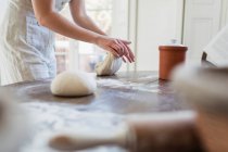 Дівчина-підліток замішує тісто для випічки на кухні — стокове фото