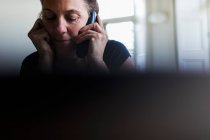 Woman talking on telephone — Stock Photo