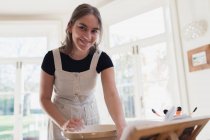 Портрет улыбающейся девочки-подростка, выпекающей на кухне — стоковое фото