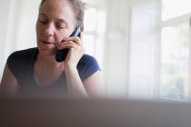 Woman talking on telephone — Stock Photo