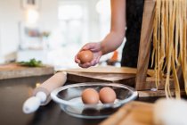 Женщина делает свежую домашнюю пасту на кухне — стоковое фото