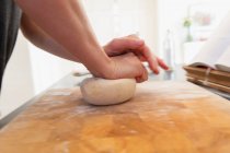 Frau beim Teigkneten in Großaufnahme — Stockfoto