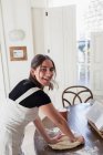 Retrato menina adolescente feliz amassar massa de farinha na cozinha — Fotografia de Stock