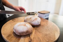 Крупним планом свіжий запечений хліб на обробній дошці — стокове фото