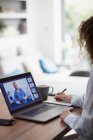 Vidéo conférence femme avec médecin sur écran d'ordinateur portable — Photo de stock